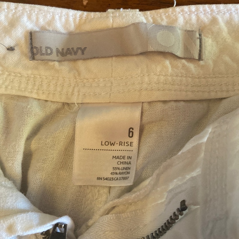 Low Rise Button-up Linen Shorts - Picture 4 of 9